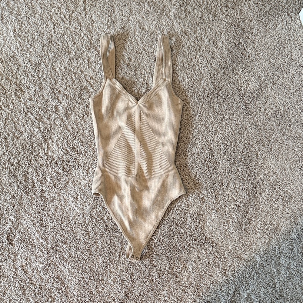 Good American Beige Ribbed V-Neck Bodysuit